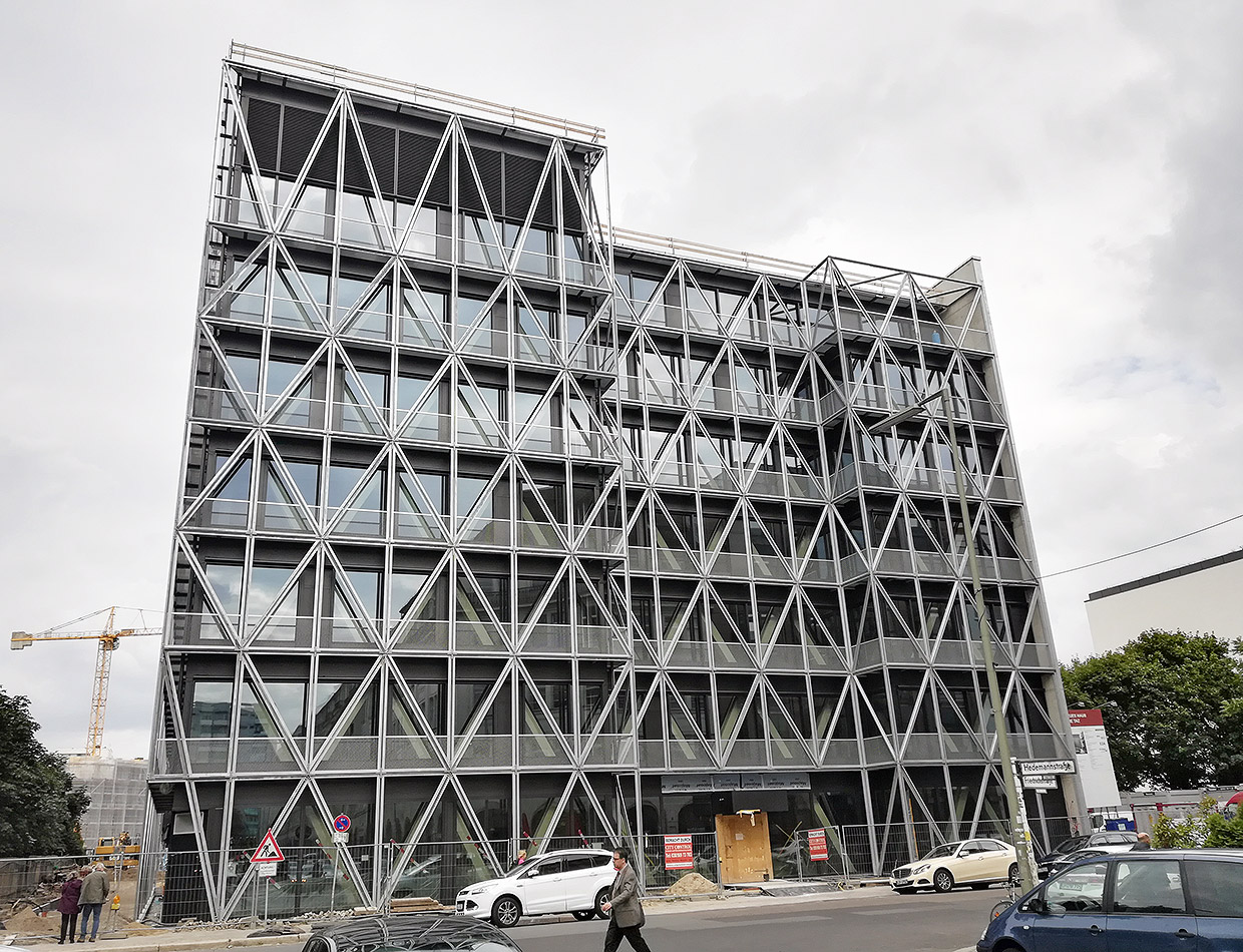 Gebäudeansicht an der Friedrichstrasse mit prägender, netzförmiger Fassadenstruktur . Neubau taz-Redaktionsgebäude, Berlin