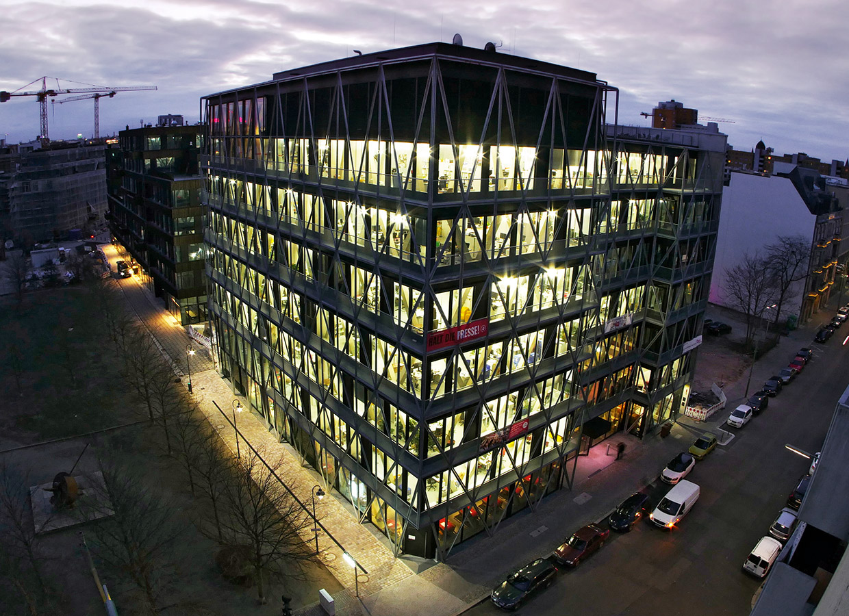 Nachtansicht mit beleuchteten Bürogebäude . Neubau taz-Redaktionsgebäude, Berlin