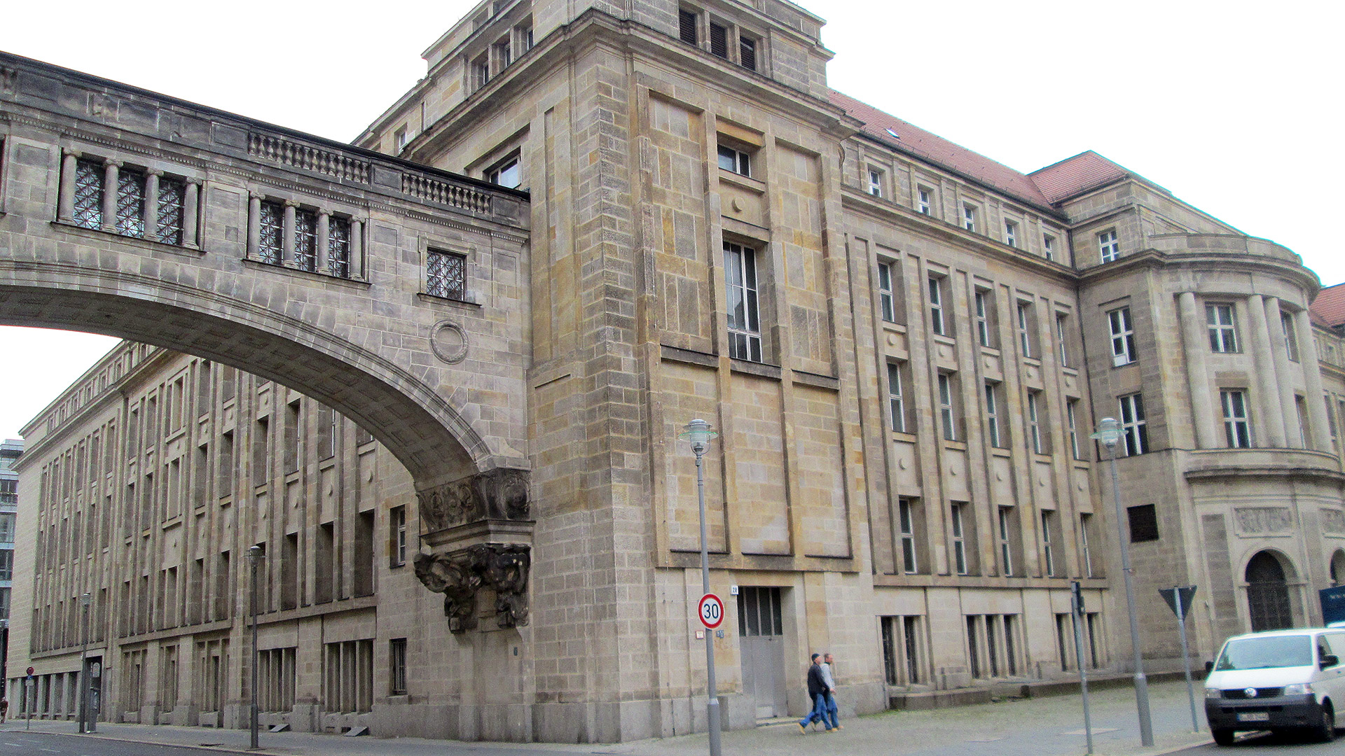 Ansicht historische Fassade Mauerstraße / Französische Straße mit Verbindungsbrücke . Sanierung Bundesministerium für Gesundheit, Berlin