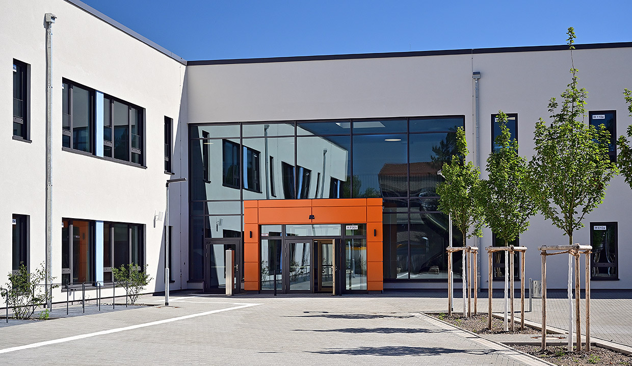 Aussenfassade mit Eingangsbereich . Neubau Albert-Einstein-Schule, Laatzen